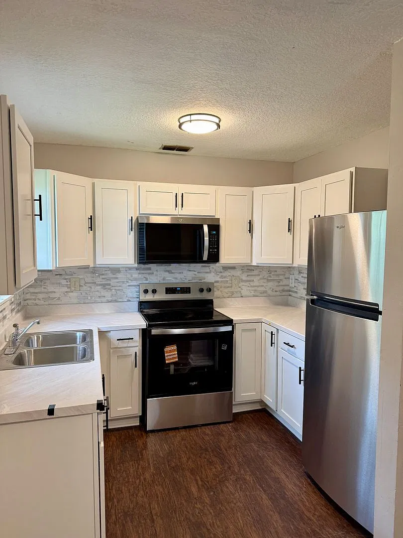 Beautiful 3 Bedroom 2 Bath House with New Kitchen — Photo 3