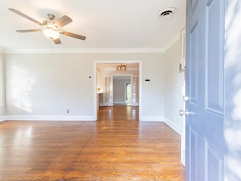 380 Holmes Cir — Photo 3