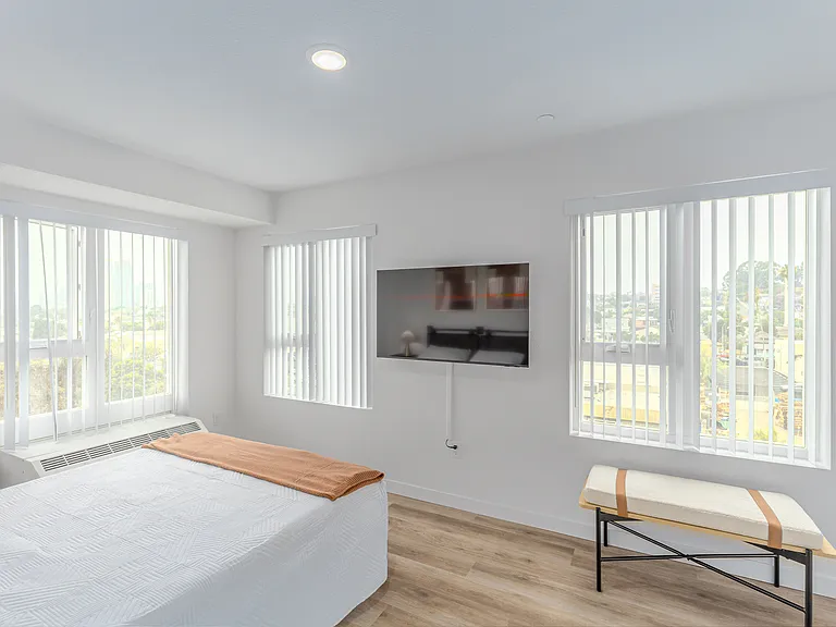 2551 Commercial St — Photo 13