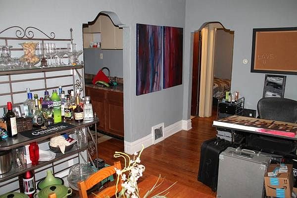 Center dining into kitchen