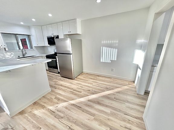 5th image of 5050 Santa Monica Ave #5