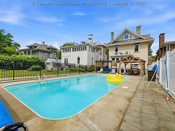 2nd image of 1585 Virginia St E