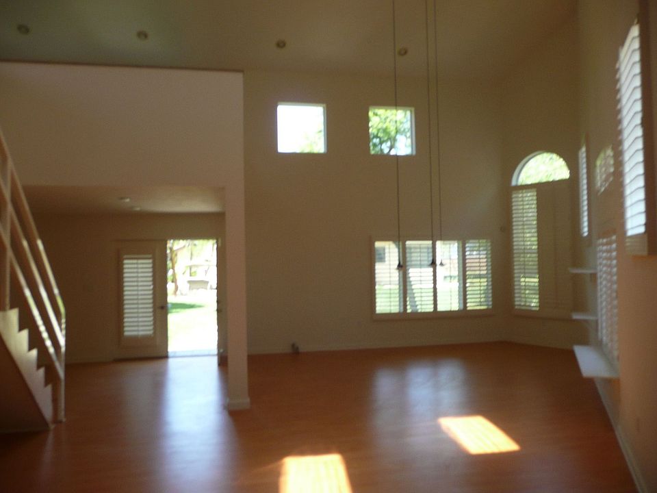2nd image of 1100 N Palo Loma Pl