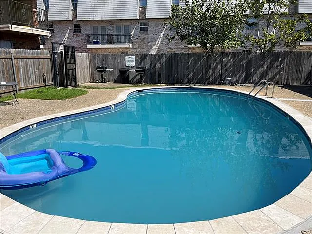 2 bed, 1.5 bath, 1200 sqft, $1,250 — Photo 2