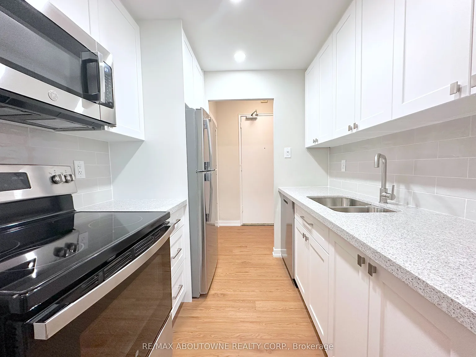 300 St Clair West — Photo 2