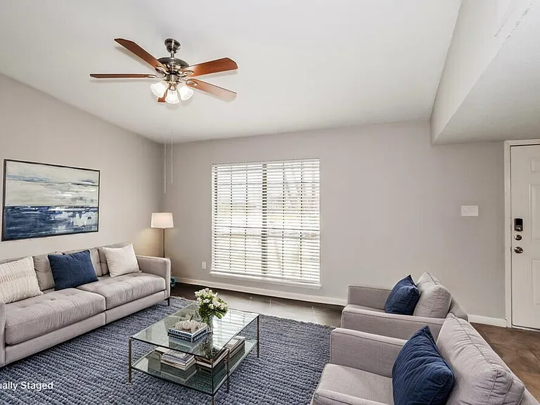 2109 Kings Rd — Photo 3