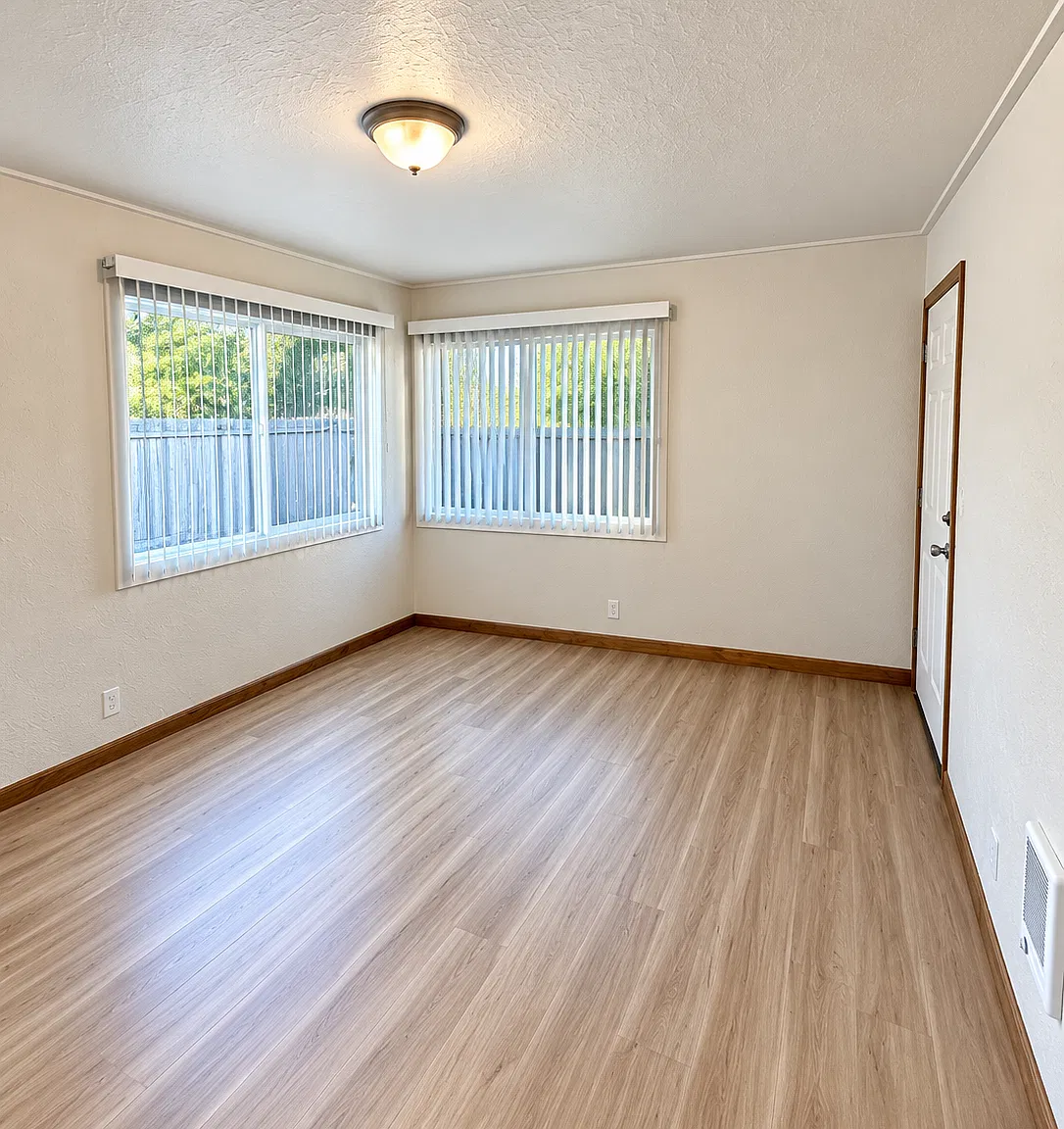 1495 East Santiam Street - 1495 — Photo 2