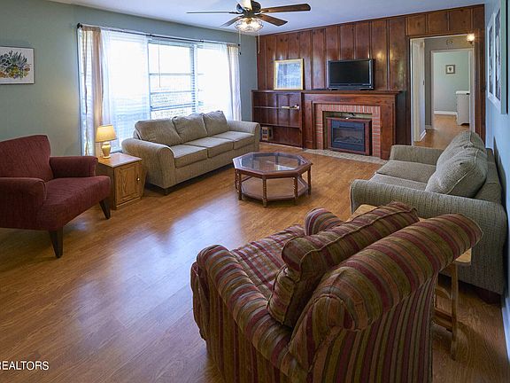4th image of 608 Centeroak Dr