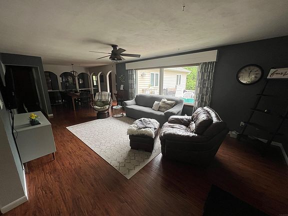 3rd image of 107 Lincoln Dr