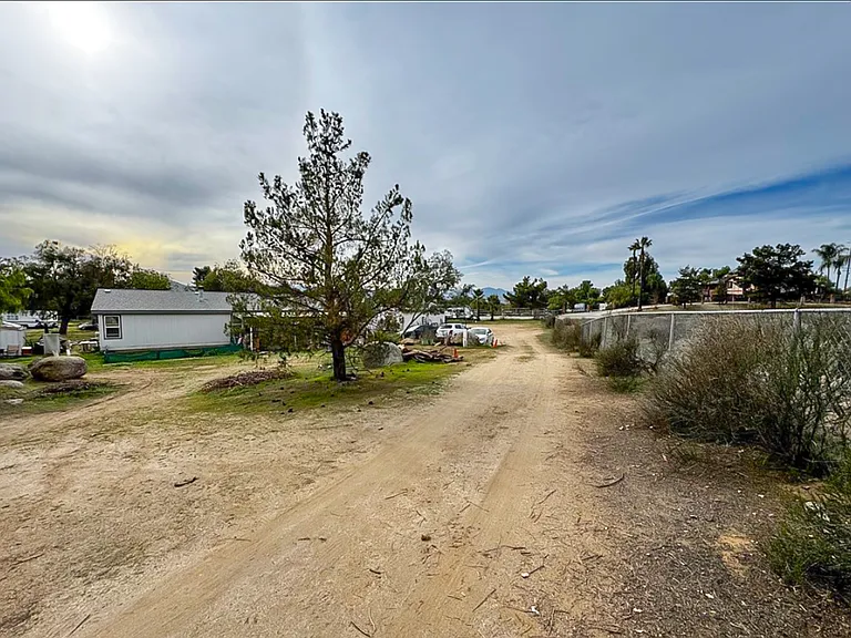 25120 Charina Rd — Photo 13