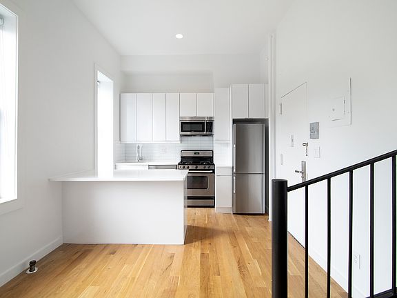 4th image of 31 Prince St #4B