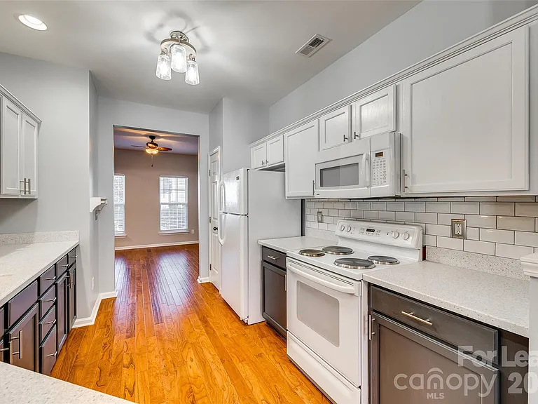 618 Bayou Cir — Photo 8