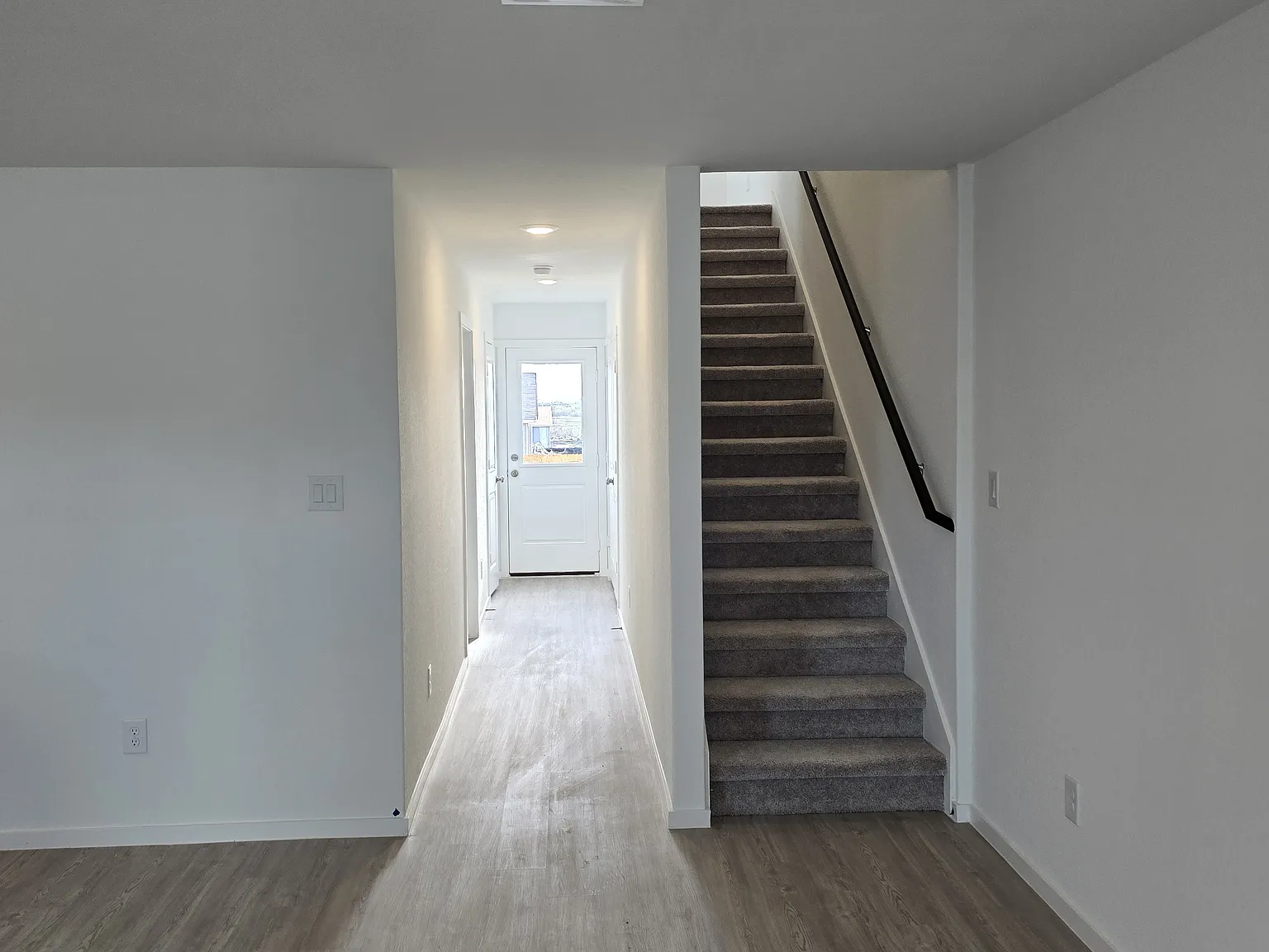 Spacious 4 bed room 2.5 bath corner lot — Photo 4
