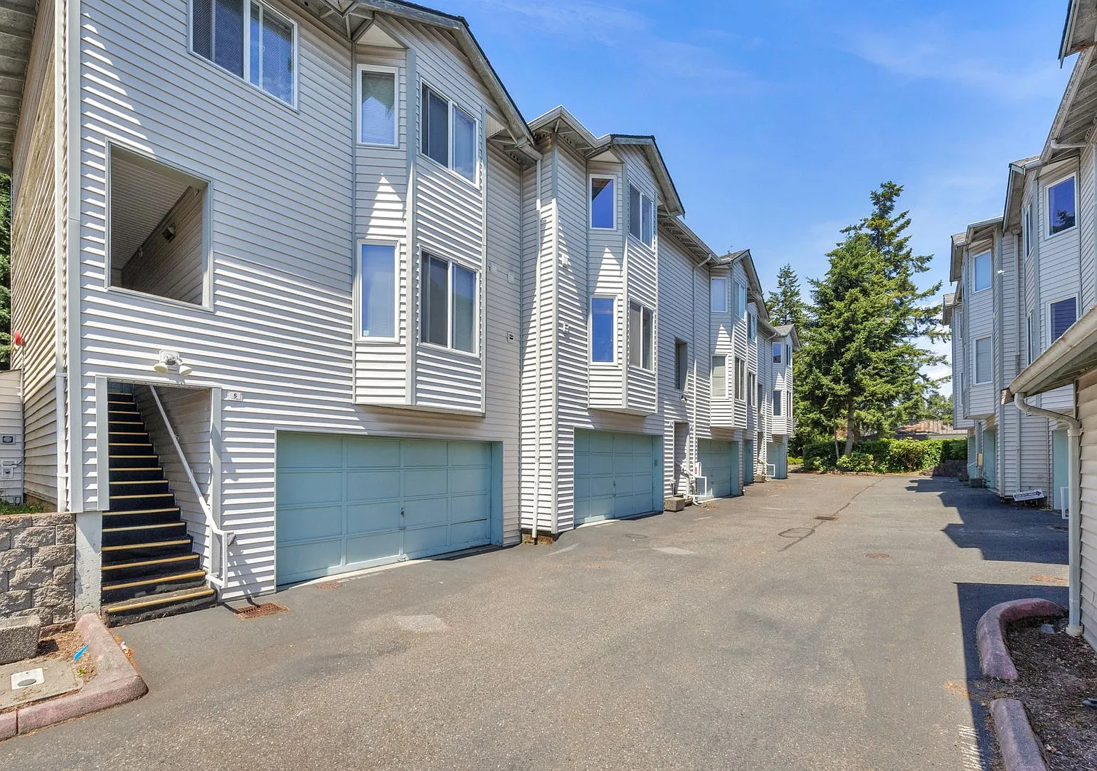 Spacious Townhome with attached 2-Car Garage — Photo 1