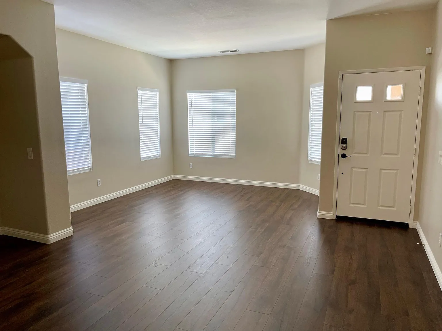 4 bed, 2.5 bath, 2316 sqft, $4,200 — Photo 4