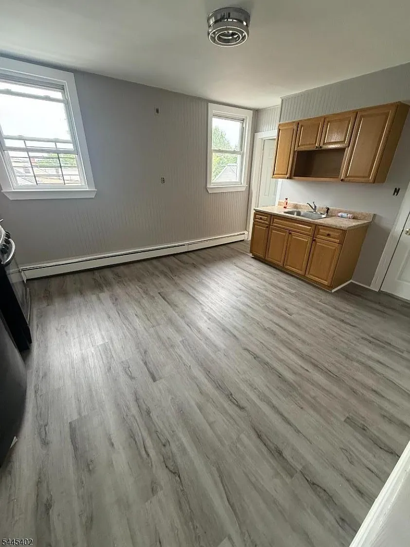 2 bed, 1.0 bath, 800 sqft, $1,800 — Photo 3