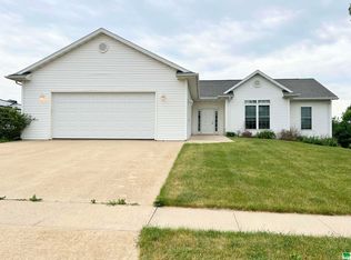 712 Prairie Ln, Storm Lake, IA 50588