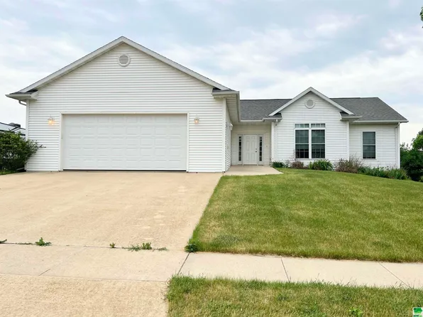712 Prairie Ln, Storm Lake, IA 50588