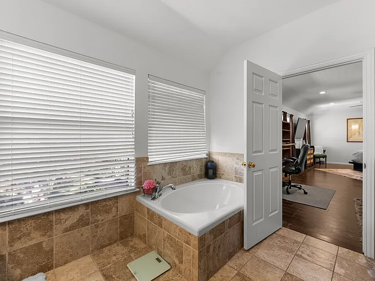 Clean, comfy en-suite with plenty of space to refresh.