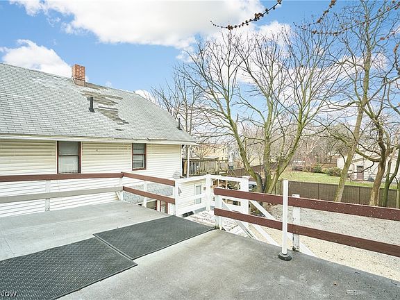 5th image of 885 Brown St