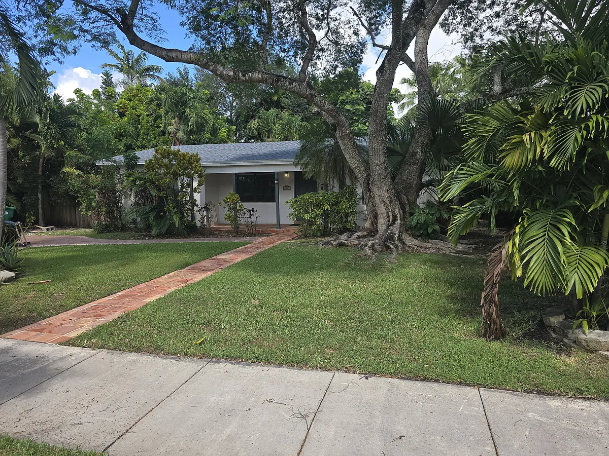 Building Photo - 8025 SW 63rd Pl