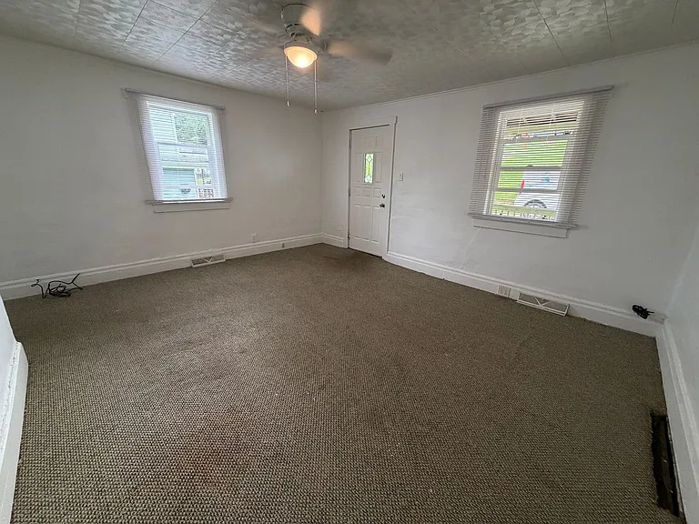 31 Maple St — Photo 4