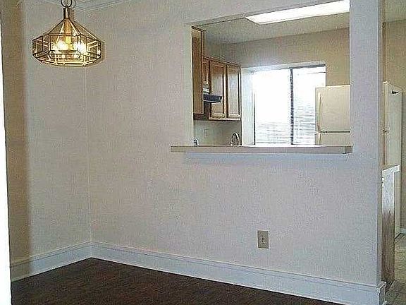 Pass through bar between dining room & kitchen