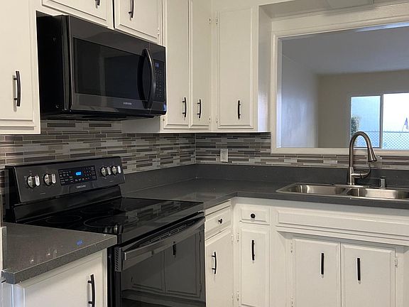3rd image of 718 E Magnolia Blvd #B