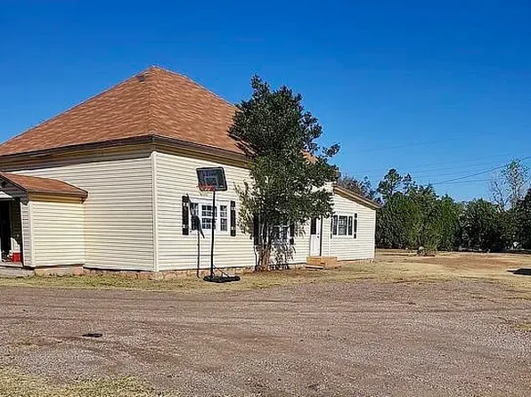 311 E 9th St, Quanah, TX 79252