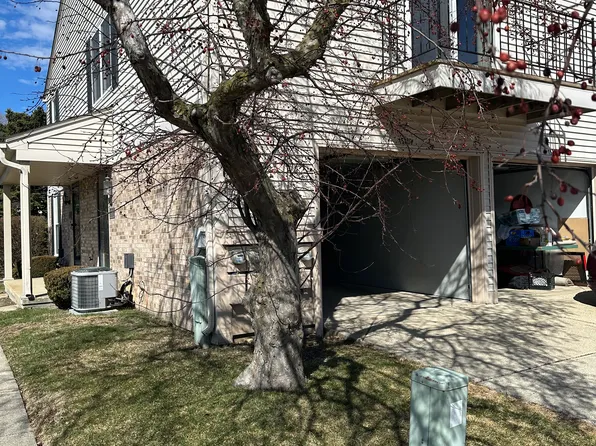 15709 N Franklin Dr, Clinton Township, MI 48038