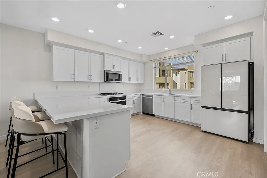 3 bed, 1920 sqft, $4,395 — Photo 4