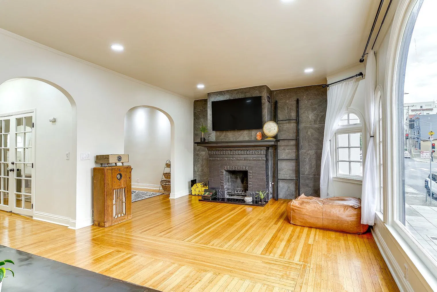 2 bed, 1.0 bath, 990 sqft, $7,644 — Photo 2