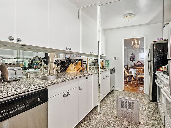 5th image of 220 E 60th St APT 5K
