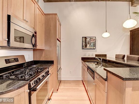 KITCHEN WITH GAS COOKING!