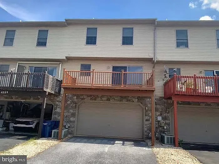 3 bed, 2.5 bath, 1880 sqft, $2,100 — Photo 2