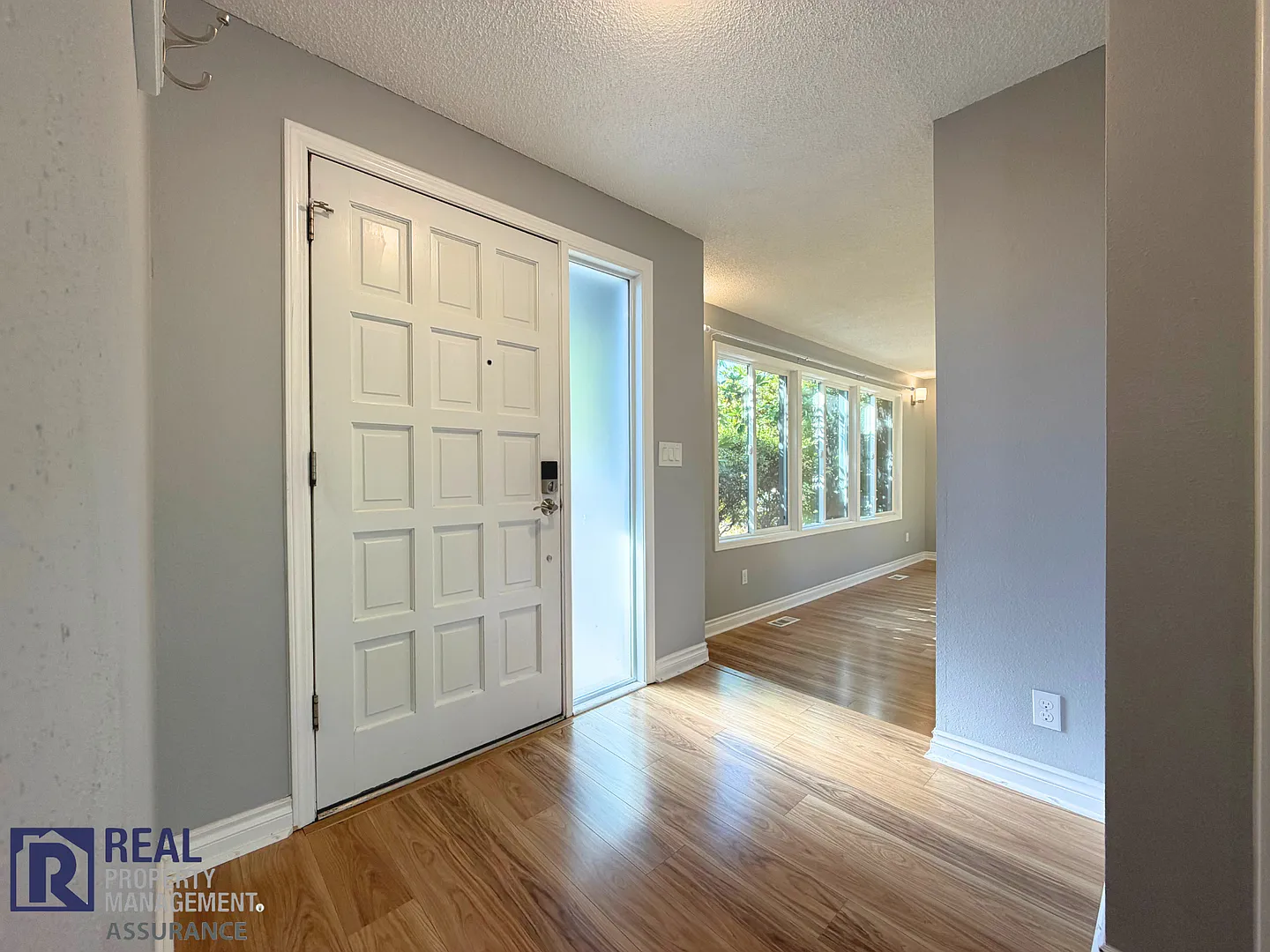 Bright 3BR Beaverton Home with AC, 2-Car Garage & Fenced Yard — Photo 2