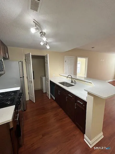 2 bed, 2.0 bath, 1050 sqft, $2,539 — Photo 2