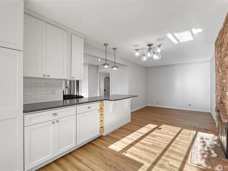 702 47th St SE — Photo 3