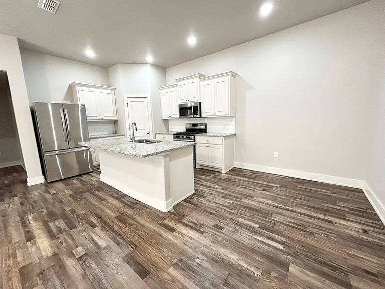 5512 122nd St — Photo 3