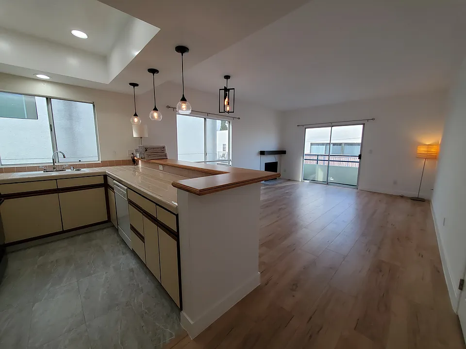 1546 Amherst Ave #303
