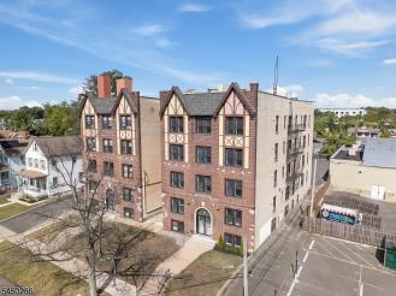 1 bed, 1.0 bath, $1,800 — Photo 1