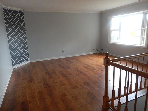 3rd image of 1036 Meadowlark Dr