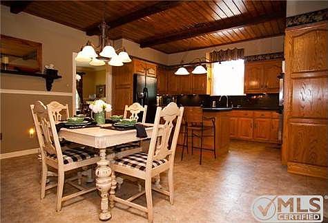 Eat in Kitchen w/ Island