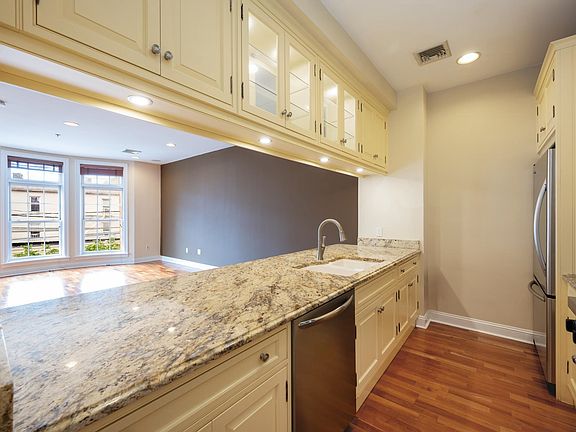 5th image of 299 Grand St #B