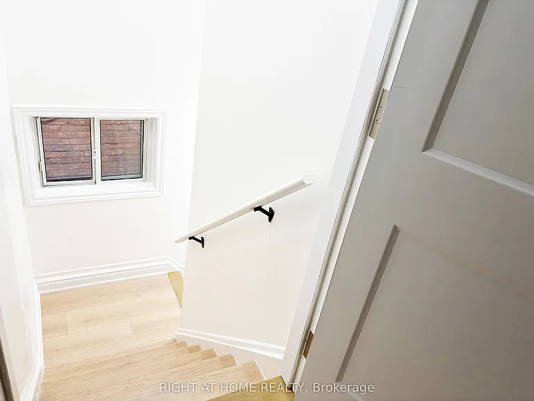 11 Holton Ave N #UPPER — Photo 8