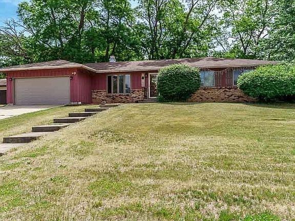 3rd image of 1749 Oak Leaf Dr