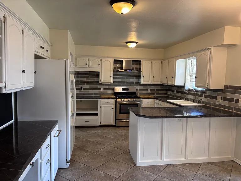 802 Amity Ln — Photo 13