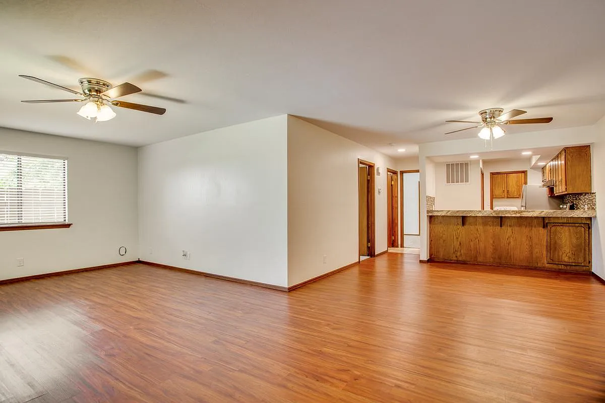 2 bed, 1000 sqft, $895 — Photo 1