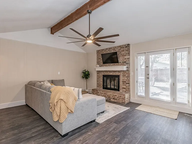 340 Gloria St — Photo 4