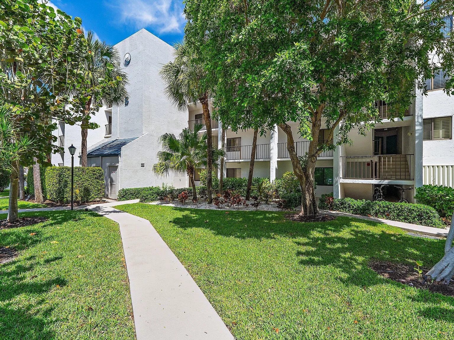 1 bed, 1.5 bath, 860 sqft, $5,000 — Photo 2